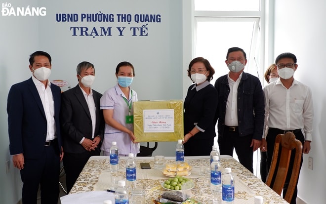 Phó Chủ tịch UBND thành phố Ngô Thị Kim Yến (thứ 3, phải sang) thăm, động viên và chúc mừng y, bác sĩ, cán bộ, nhân viên Trạm y tế phường Thọ Quang (quận Sơn Trà). Ảnh: L.H