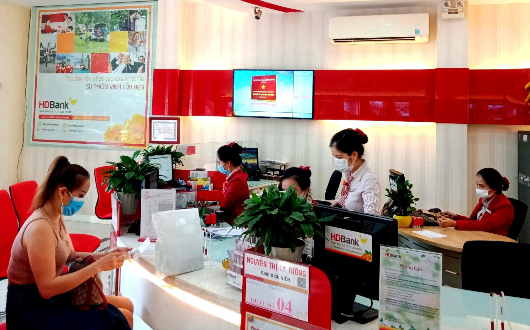 Khách hàng giao dịch tại Phòng Giao dịch HDBank Quảng Nam tại Tam Kỳ. Ảnh: VIỆT NGUYỄN