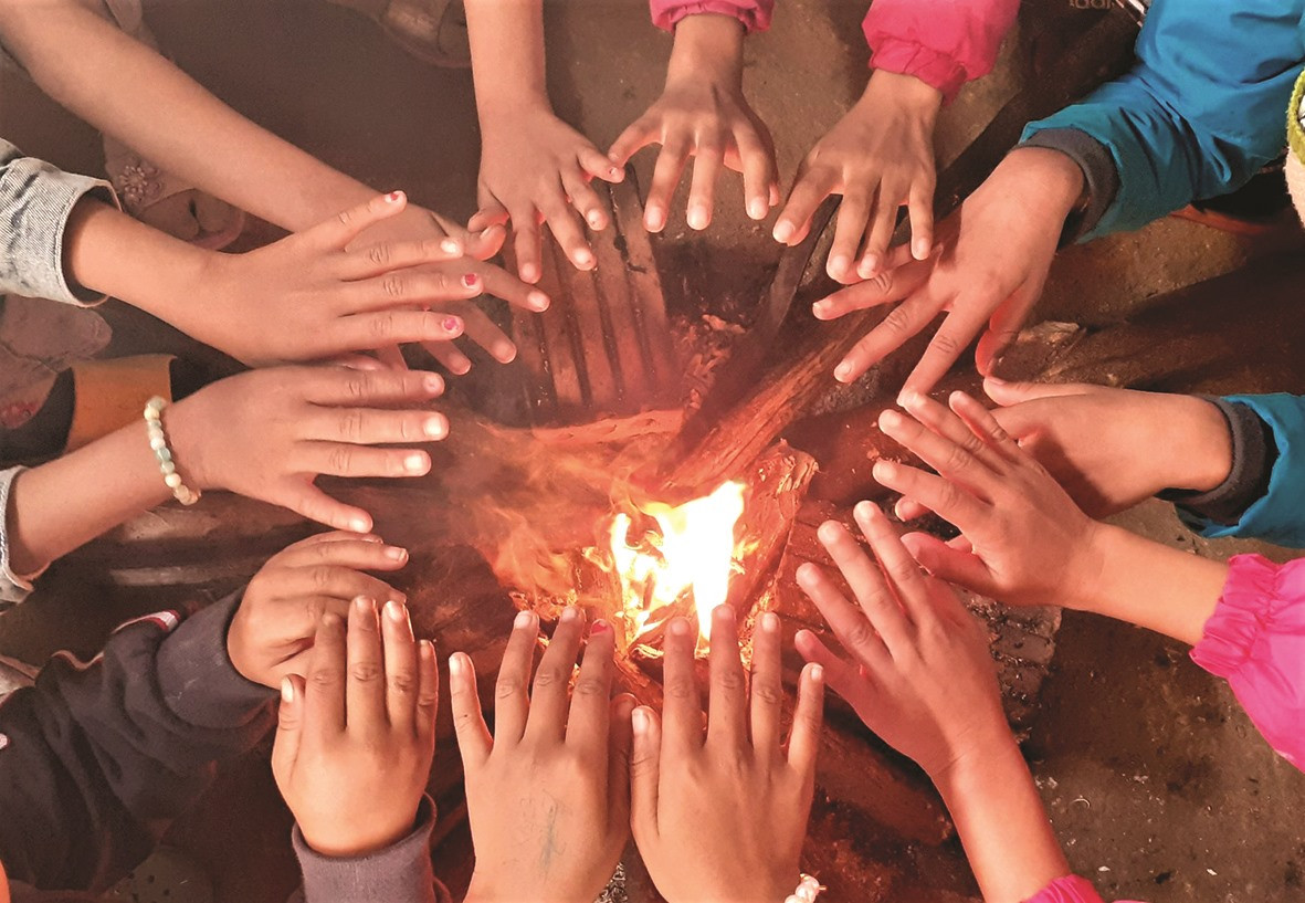 Những bàn tay hơ lửa, hình ảnh rất dễ bắt gặp trong mùa rét giêng hai ở vùng cao.
