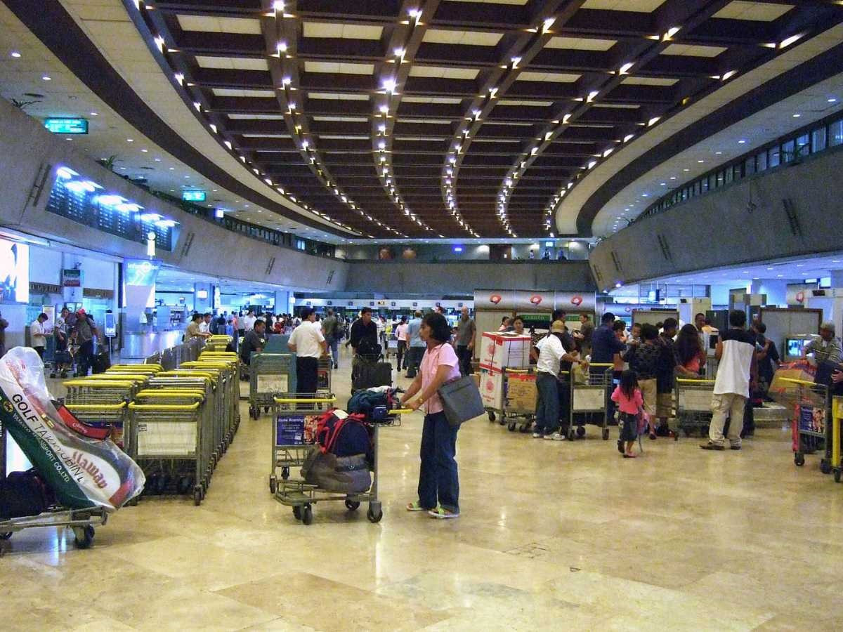 Hành khách làm thủ tục tại sân bay quốc tế Ninoy Aquino ở Manila của Philippines. Ảnh: holidify