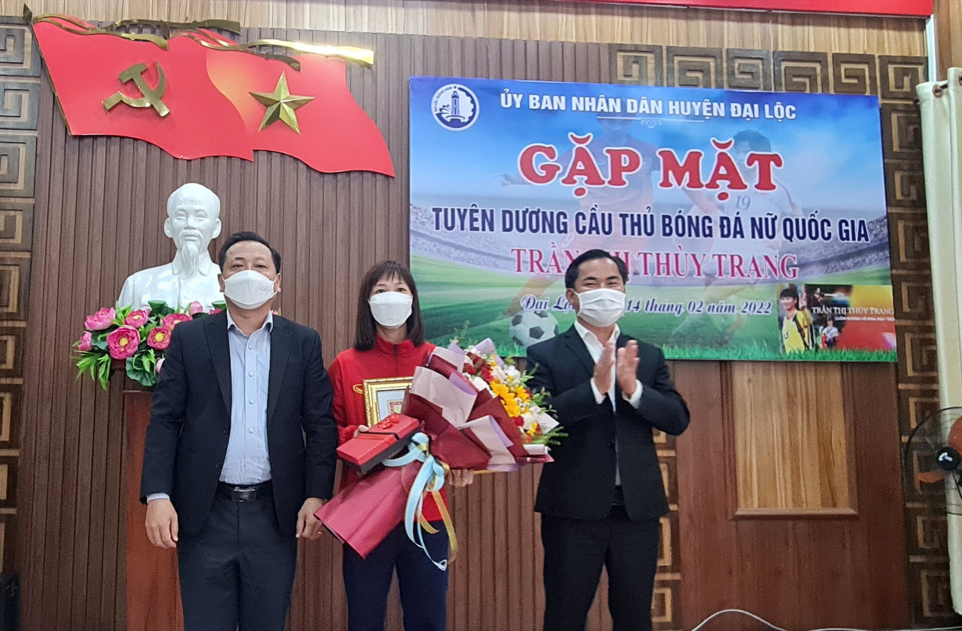 Lãnh đạo huyện Đại Lộc gặp mặt tiền vệ Thùy Trang tại quê nhà sau chiến thắng. Ảnh: HOÀNG LIÊN