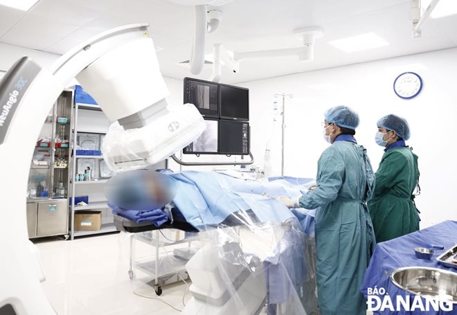 Ekip bác sỹ Bệnh viện đa khoa Gia Đình tiến hành cấp cứu bệnh nhân bằng thủ thuật chụp và can thiệp động mạch vành. Ảnh: L.H