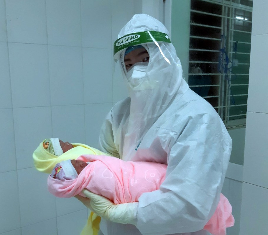 Dương Phú Minh và 2 bé song thai do Minh làm bác sĩ mổ chính. Ảnh: NVCC
