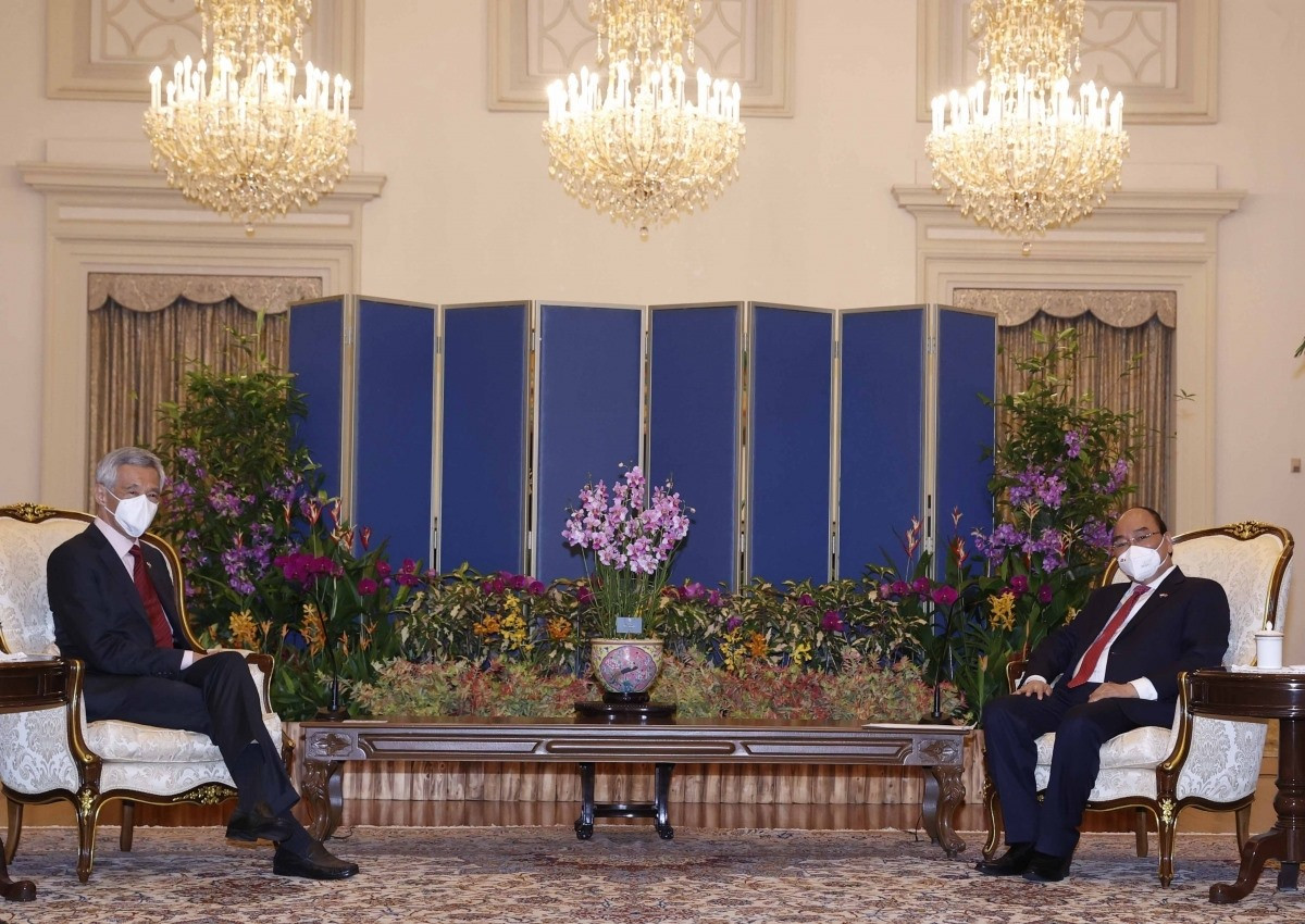 President Nguyen Xuan Phuc and Singaporean Prime Minister Lee Hsien Loong (L)