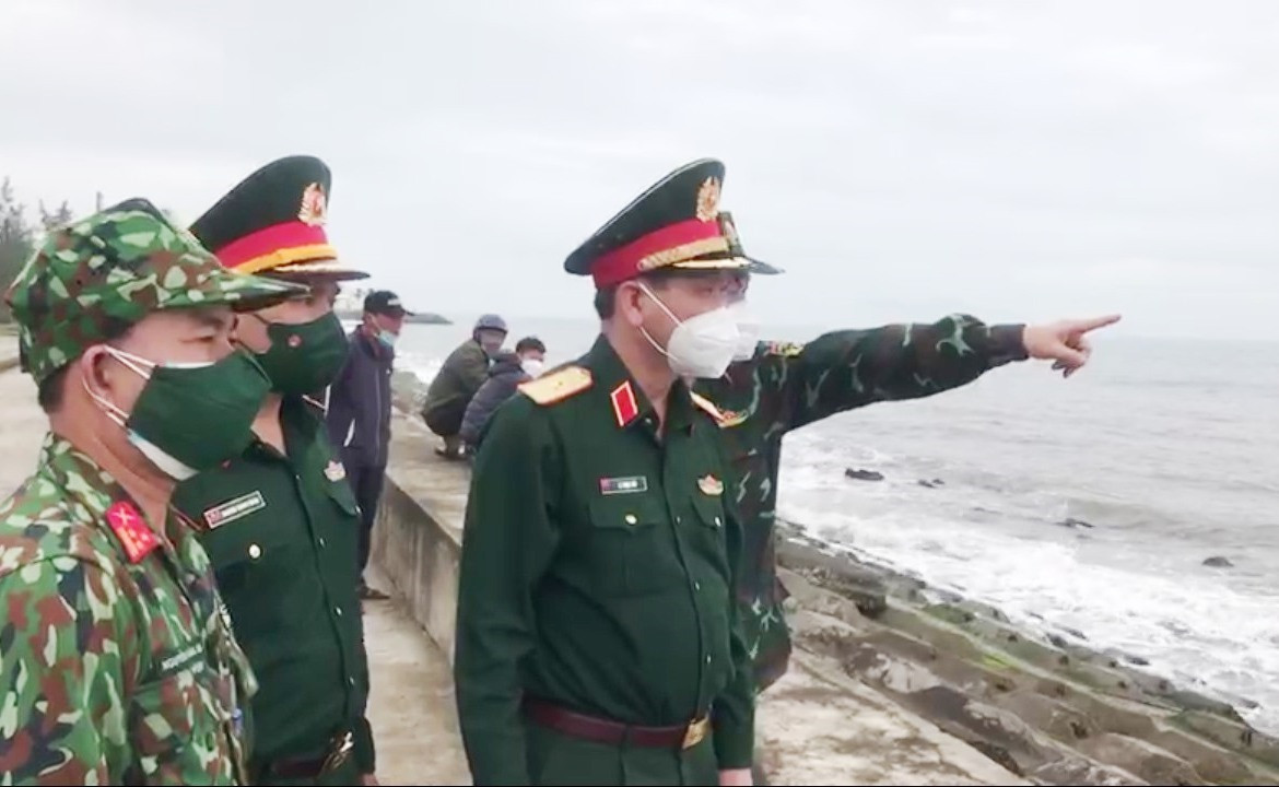 Thiếu tướng Lê Ngọc Hải, Phó Tư lệnh, Tham mưu trưởng Quân khu V kiểm tra, đôn đốc công tác tìm kiếm nạn nhân mất tích. Ảnh: TP
