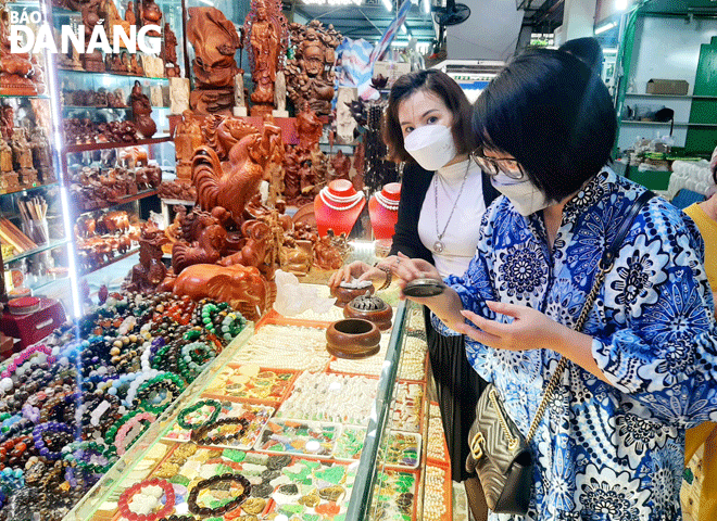 Năm 2022, thành phố triển khai kế hoạch sửa chữa, nâng cấp và xây mới nhiều chợ trên toàn địa bàn để thúc đẩy phát triển thương mại.   TRONG ẢNH: Du khách mua sắm ở chợ Hàn. Ảnh: KHÁNH HÒA