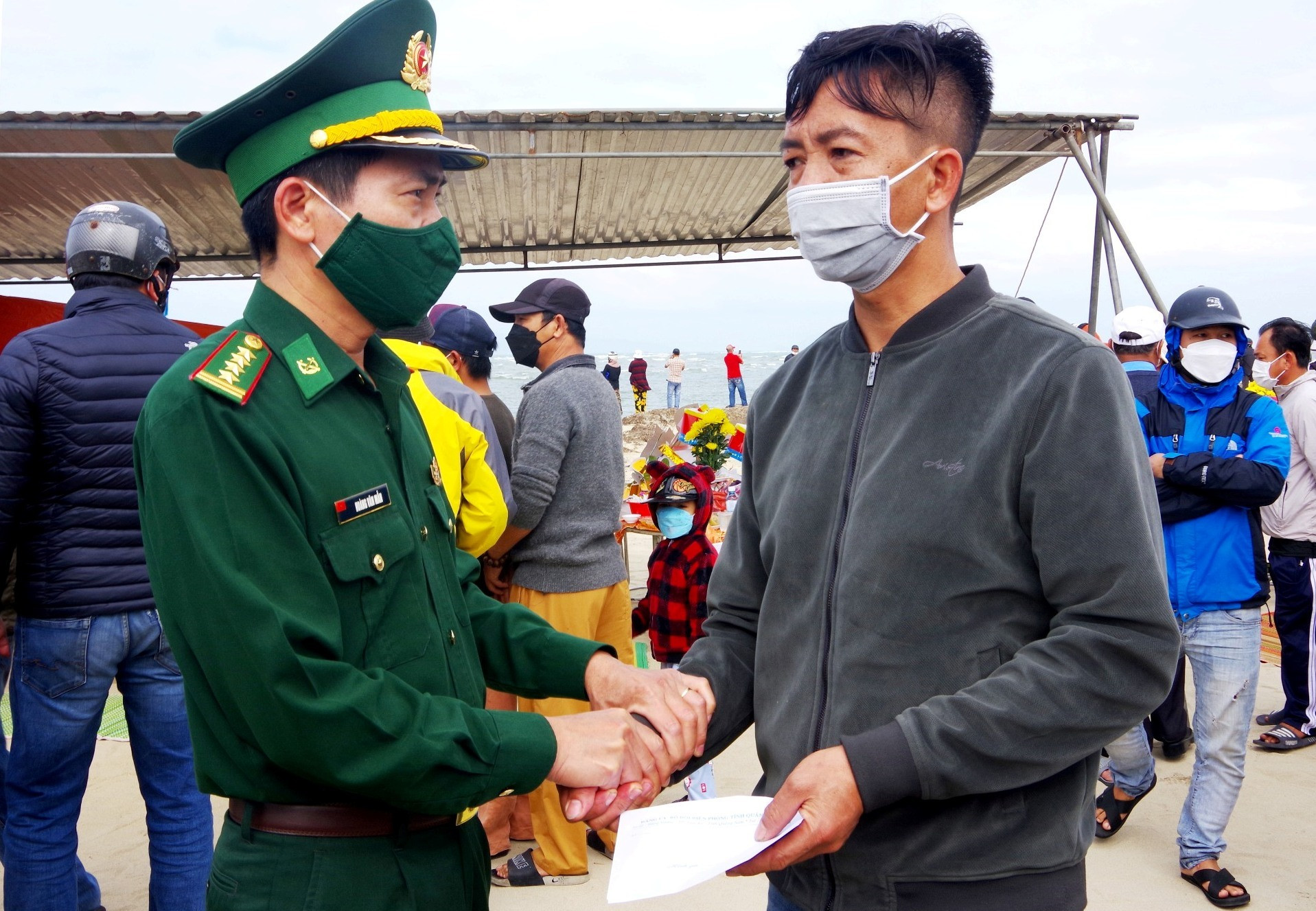 Đại tá Hoàng Văn Mẫn - Chính ủy Bộ đội Biên phòng tỉnh trực tiếp thăm hỏi, tặng quà động viên gia đình có nạn nhân mất tích.