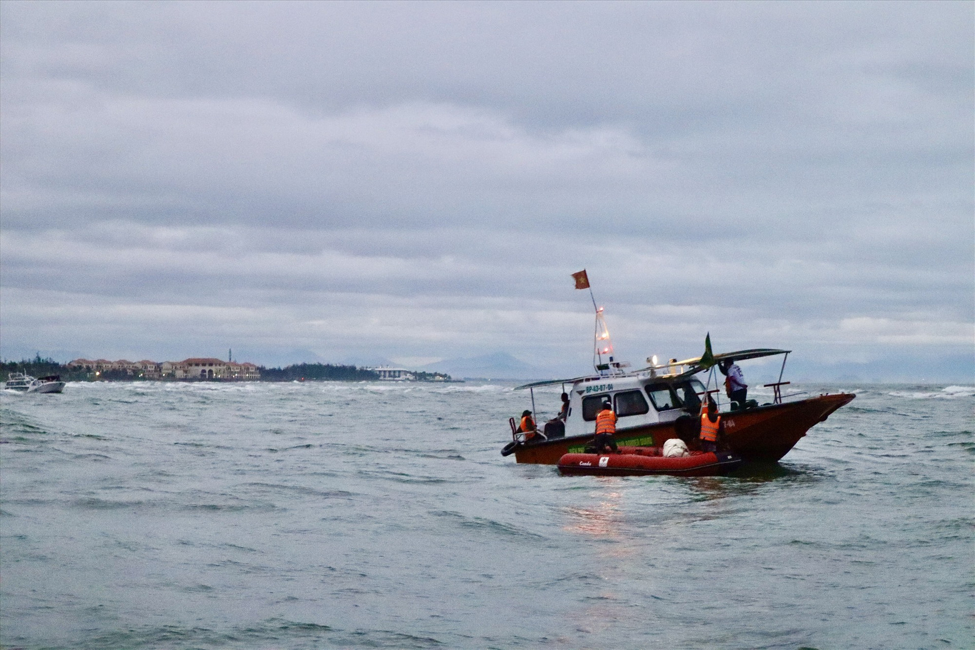 Các lực lượng cứu hộ đã tiếp cận, cứu sống được 22 nạn nhân trong vụ chìm ca nô trong điều kiện thời tiết xấu. Ảnh: T.L