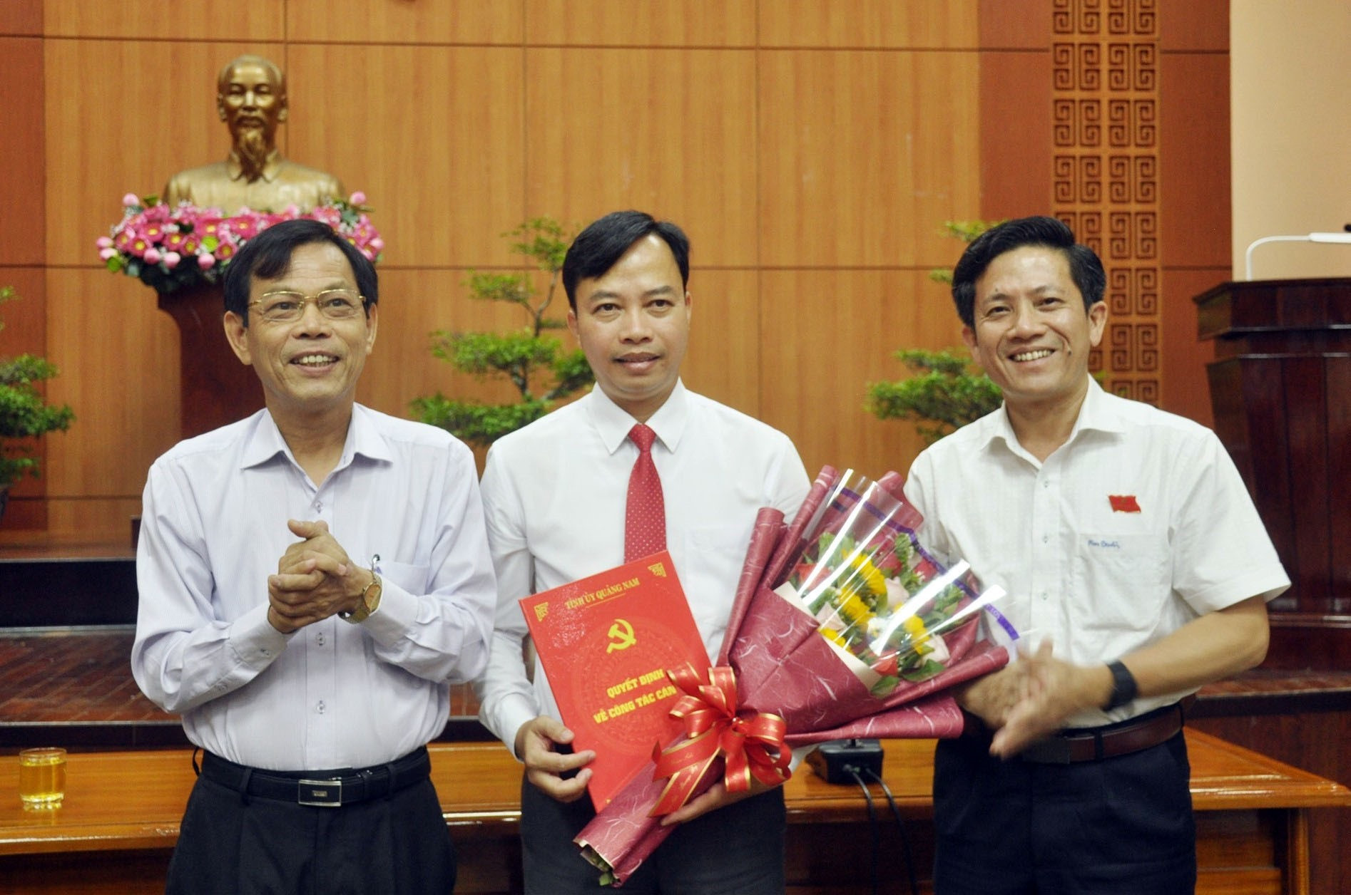 Trưởng ban Tổ chức Tỉnh ủy Nguyễn Chín (bên trái) trong một lần trao quyết định của Ban Thường vụ Tỉnh ủy về bổ nhiệm cán bộ. Ảnh: N.Đ