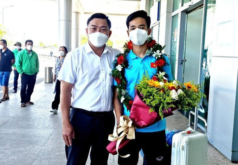 Phó Giám đốc Sở VH-TT&DL Tào Viết Hải đón Đinh Quý tại sân bay Chu Lai trưa 28.2. Ảnh: V.H
