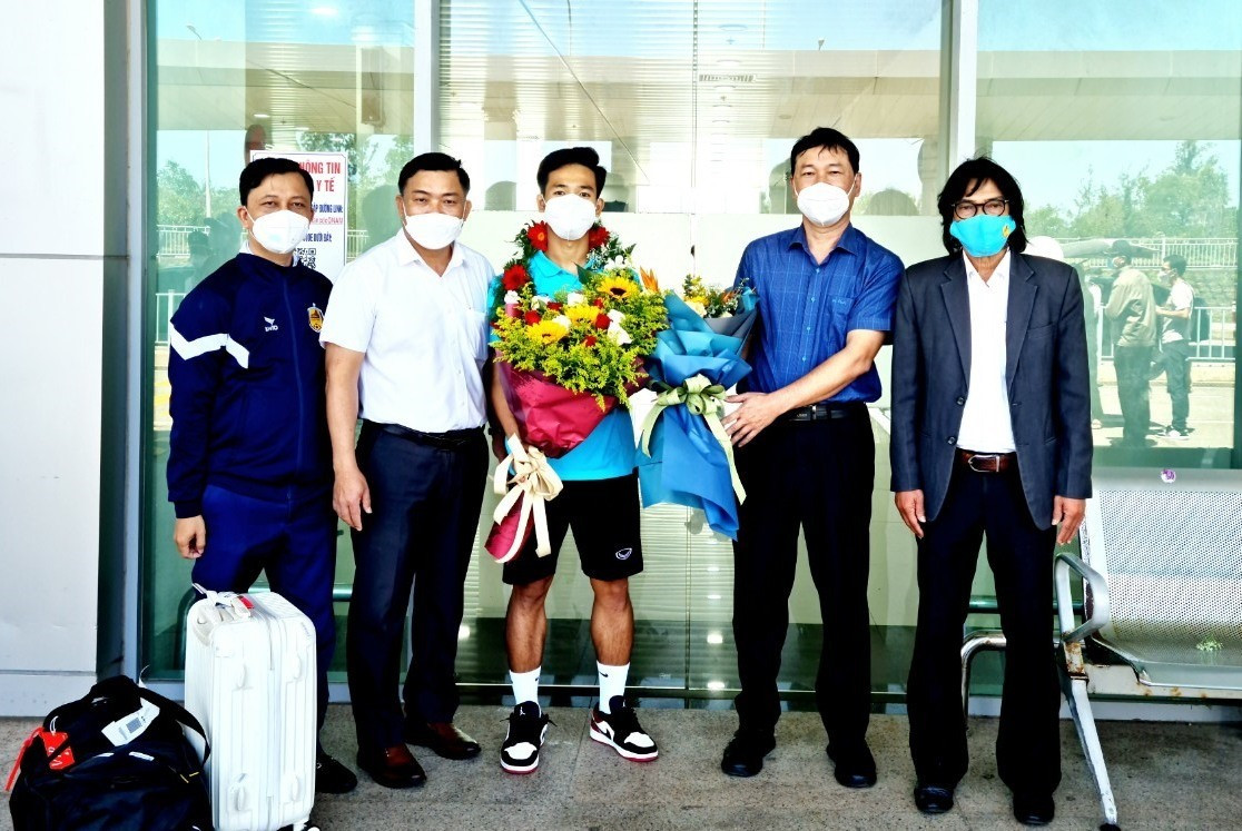 Lãnh đạo Câu lạc bộ bóng đá Quảng Nam tặng hoa chúc mừng thành tích của Đinh Quý. Ảnh: V.H