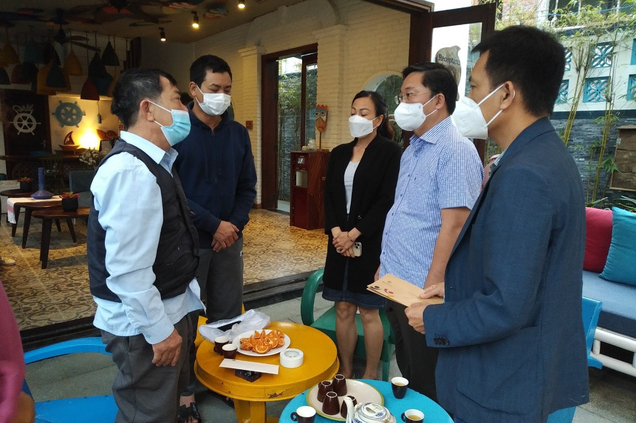 Ngày 27.2, Chủ tịch UBND tỉnh Lê Trí Thanh trực tiếp đến chia sẻ, động viên và hỗ trợ tiền cho gia đình các nạn nhân tử vong trong vụ lật ca nô trên biển Cửa Đại. Ảnh: HP.
