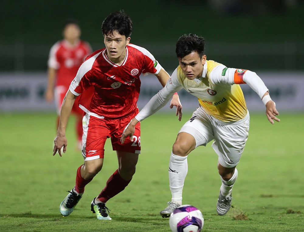 Topenland Bình Định của Hồ Tấn Tài (bên phải) thất bại 0-2 trước đội bóng Viettel của Nguyễn Hoàng Đức. Ảnh: VPF