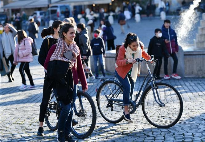 Người dân tại quảng trường Piazza del Popolo ở Rome, Italy, ngày 11/2/2022. Ảnh: THX/TTXVN