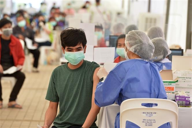 Nhân viên y tế tiêm vaccine phòng COVID-19 cho người dân tại Bangkok, Thái Lan, ngày 23/2/2022. Ảnh: THX/ TTXVN