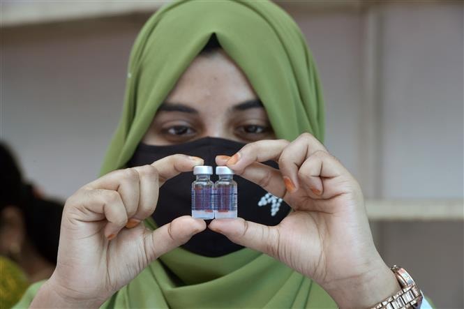 Nhân viên y tế chuẩn bị vaccine phòng COVID-19 để tiêm cho người dân tại Dhaka, Bangladesh, ngày 26/2/2022. Ảnh: THX/ TTXVN