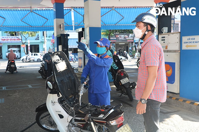 Người dân đến đổ xăng tại Cửa hàng xăng dầu số 8, Công ty xăng dầu Khu vực V - TNHH MTV, đường Quang Trung, phường Thạch Thang, quận Hải Châu trong chiều 1-3. Ảnh: VĂN HOÀNG
