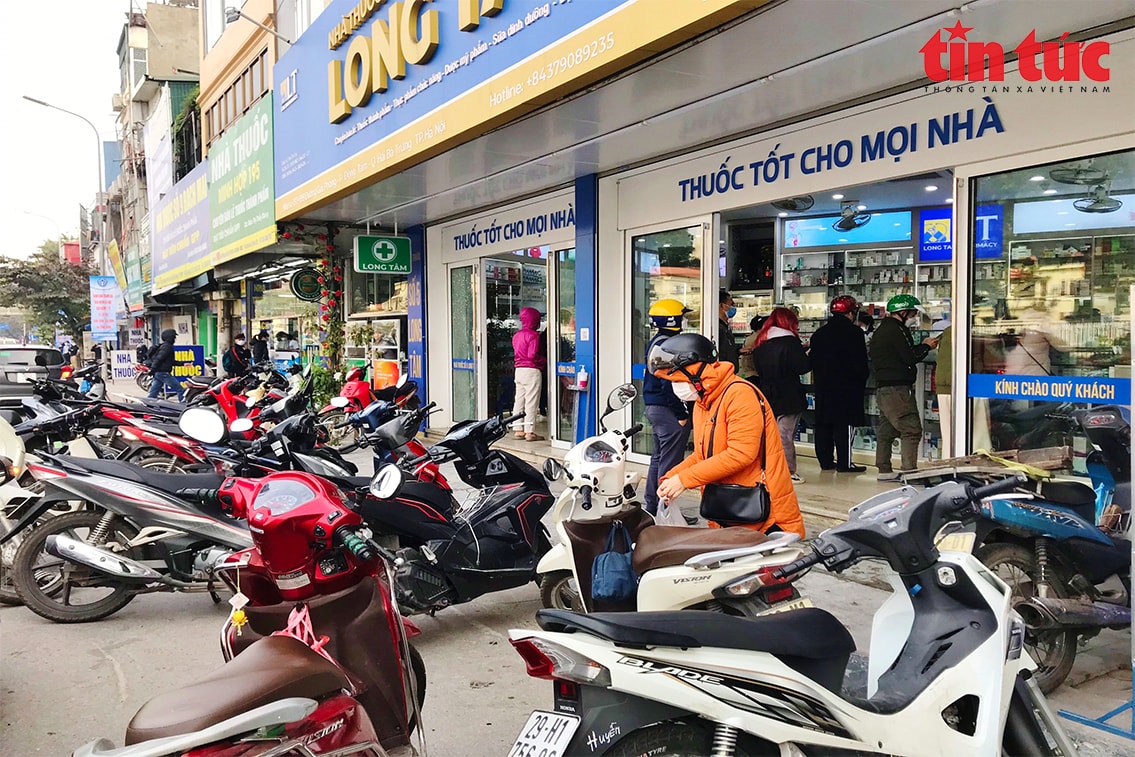 Người dân mua thuốc và kit xét nghiệm ở khu vực nhà thuốc đường Giải Phóng. Ảnh: L.C.