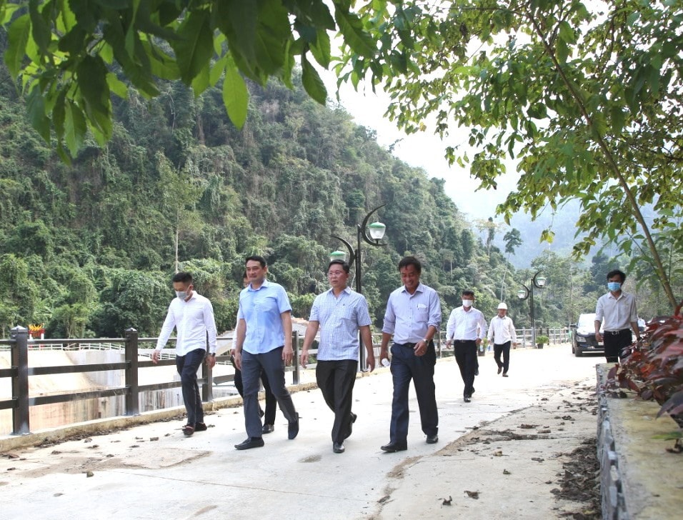 Chủ tịch UBND tỉnh Lê Trí Thanh trong chuyến đi kiểm tra thực tế dự án Cổng trời Đông Giang hồi đầu tháng 2.2022. Ảnh: C.T