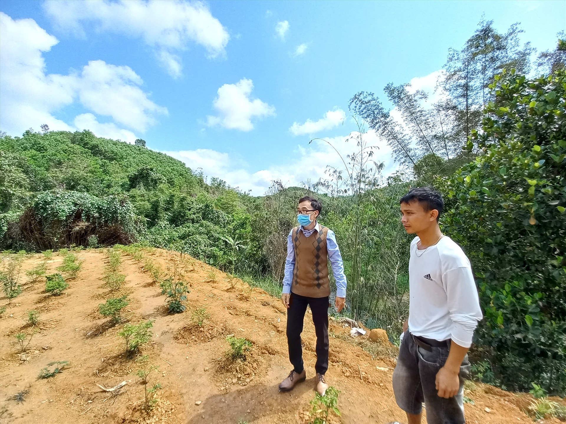 Do thiếu vốn, Arất Nung (bên phải) gặp khó khi thực hiện dự án khởi nghiệp trên mảnh đất quê hương. Ảnh: K.K