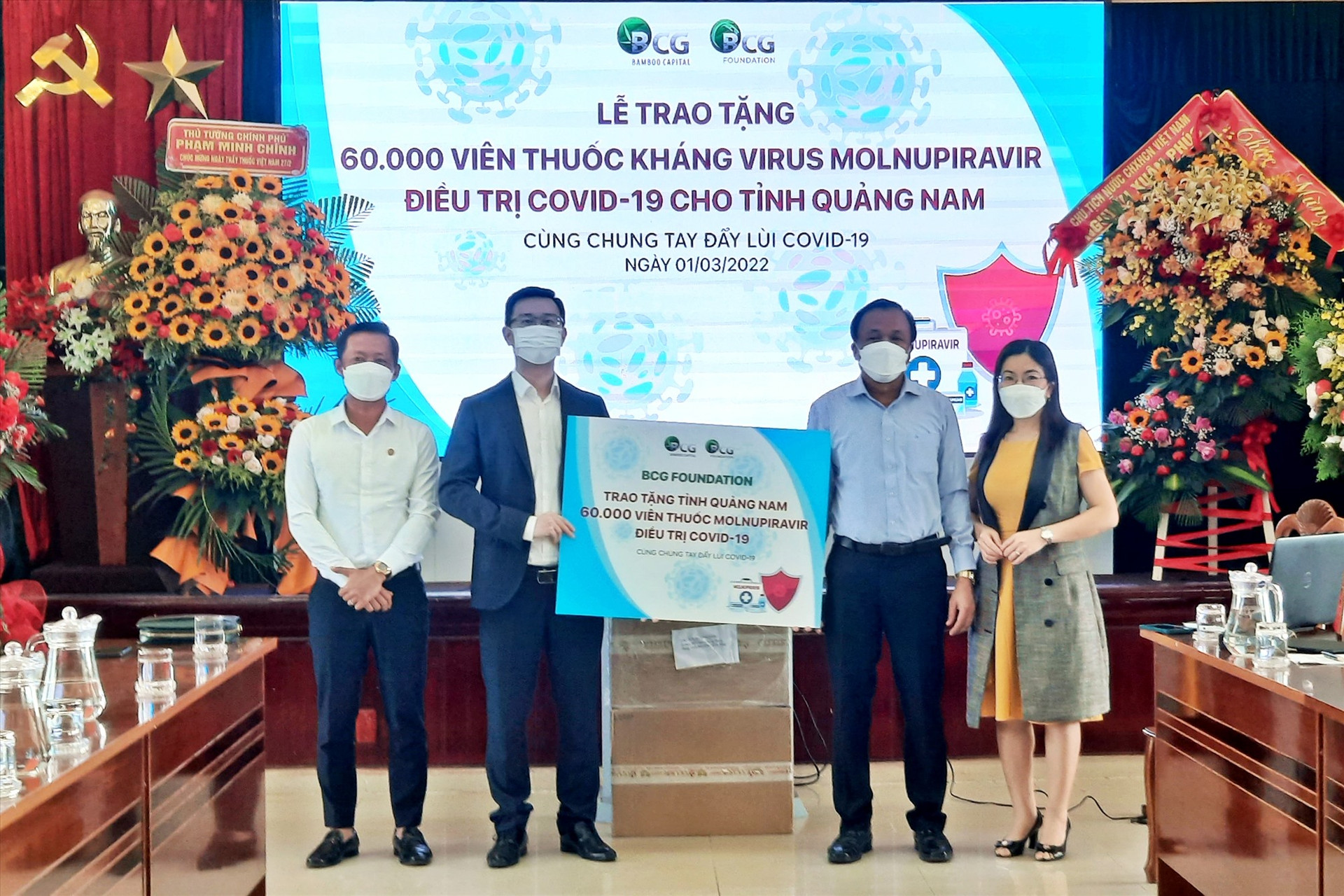 Đại diện Tập đoàn Bamboo Capital trao 60 ngàn viên thuốc molnupiravia hỗ trợ tỉnh Quảng Nam. Ảnh: H.Đ