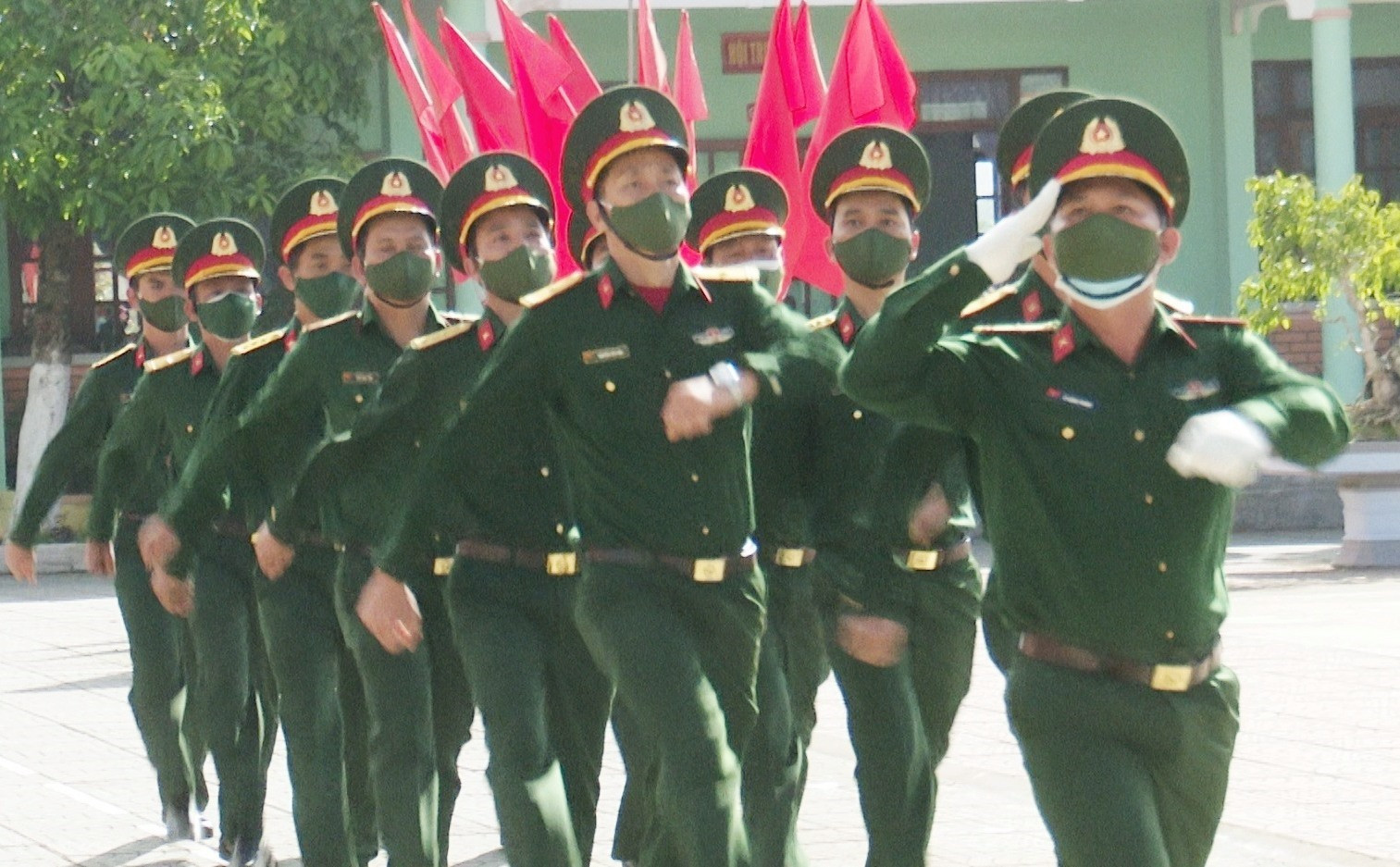 Cán bộ, chiến sĩ lực lượng vũ trang diễu hành tại lễ ra quân huấn luyện năm 2022. Ảnh: N.HƯNG