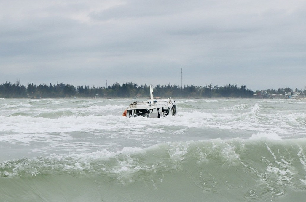 Chiếc ca nô bị chìm trên vùng biển Cửa Đại (TP.Hội An) làm 17 du khách thiệt mạng chiều 26.2. Ảnh: Q.T