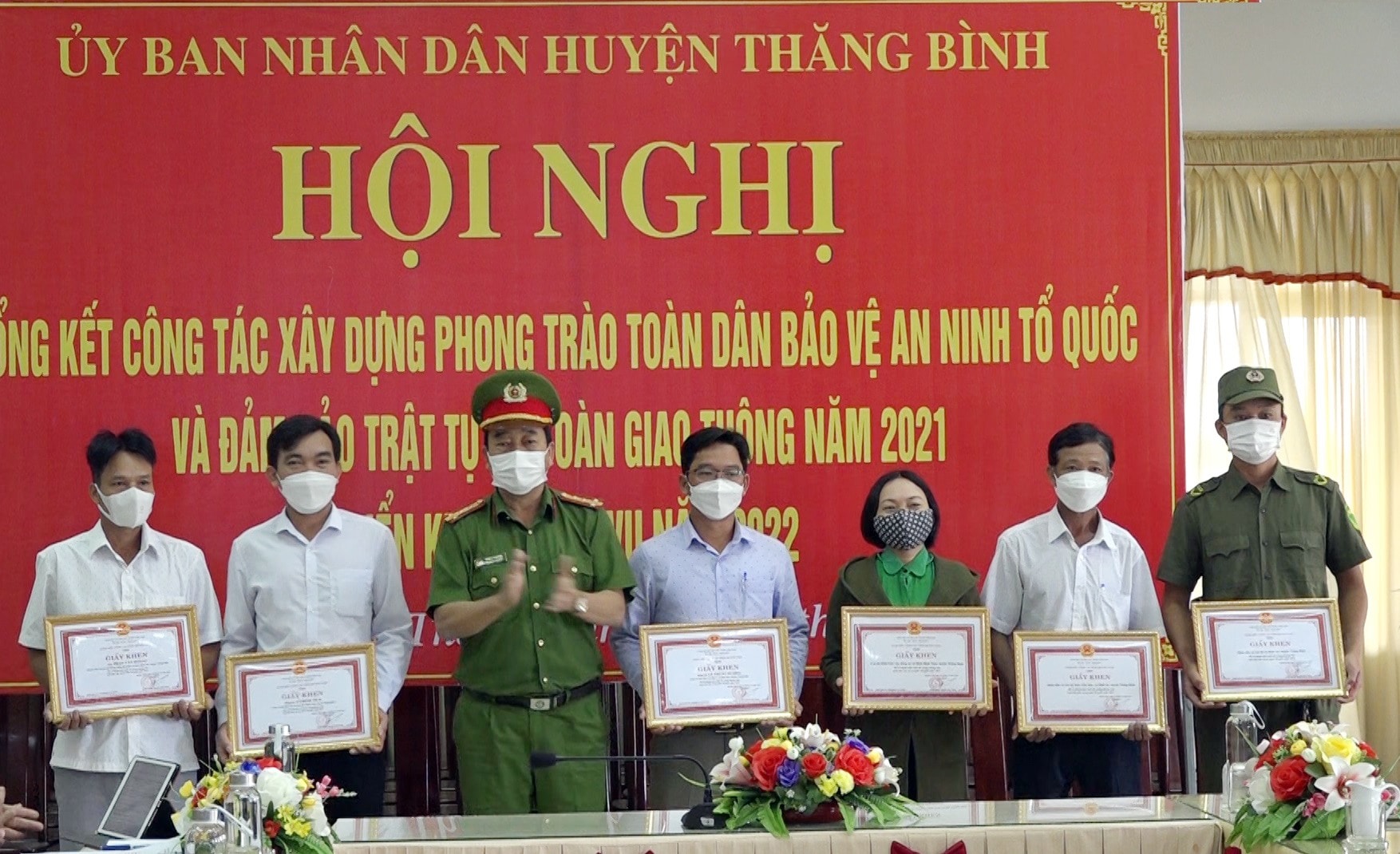 Lãnh đạo Công an huyện Thăng Bình trao giấy khen của Giám đốc Công an tỉnh cho các tập thể và cá nhân có thành tích xuất sắc trong phong trào toàn dân bảo vệ ANTQ và bảo đảm TTATGT năm 2021. Ảnh: T.N