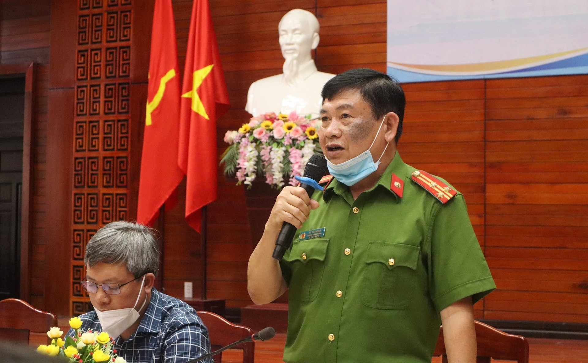Thượng tá Võ Văn Minh thông tin về quá trình điều tra ban đầu của cơ quan công an. Ảnh: T.L