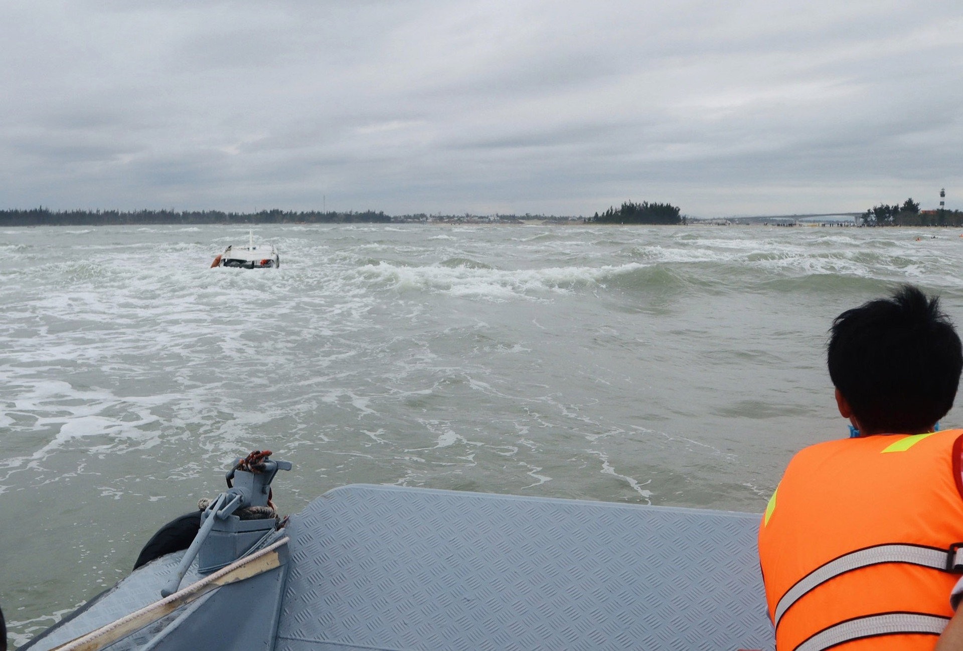 Lực lượng cứu nạn tiếp cận chiếc ca nô gặp nạn chiều 26.2 trên biển Cửa Đại. Ảnh: T.L