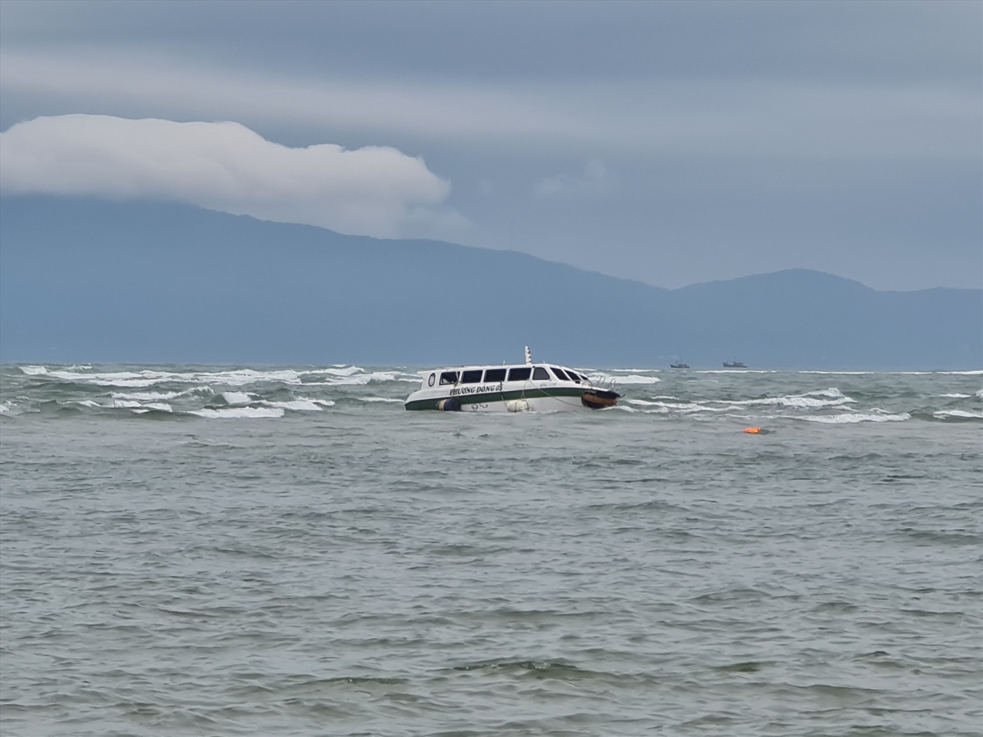 Ca nô du lịch QNa 1152 chở 39 người đi từ Cù Lao Chàm vào bến Cửa Đại thì bất ngờ bị chìm. Ảnh: PV