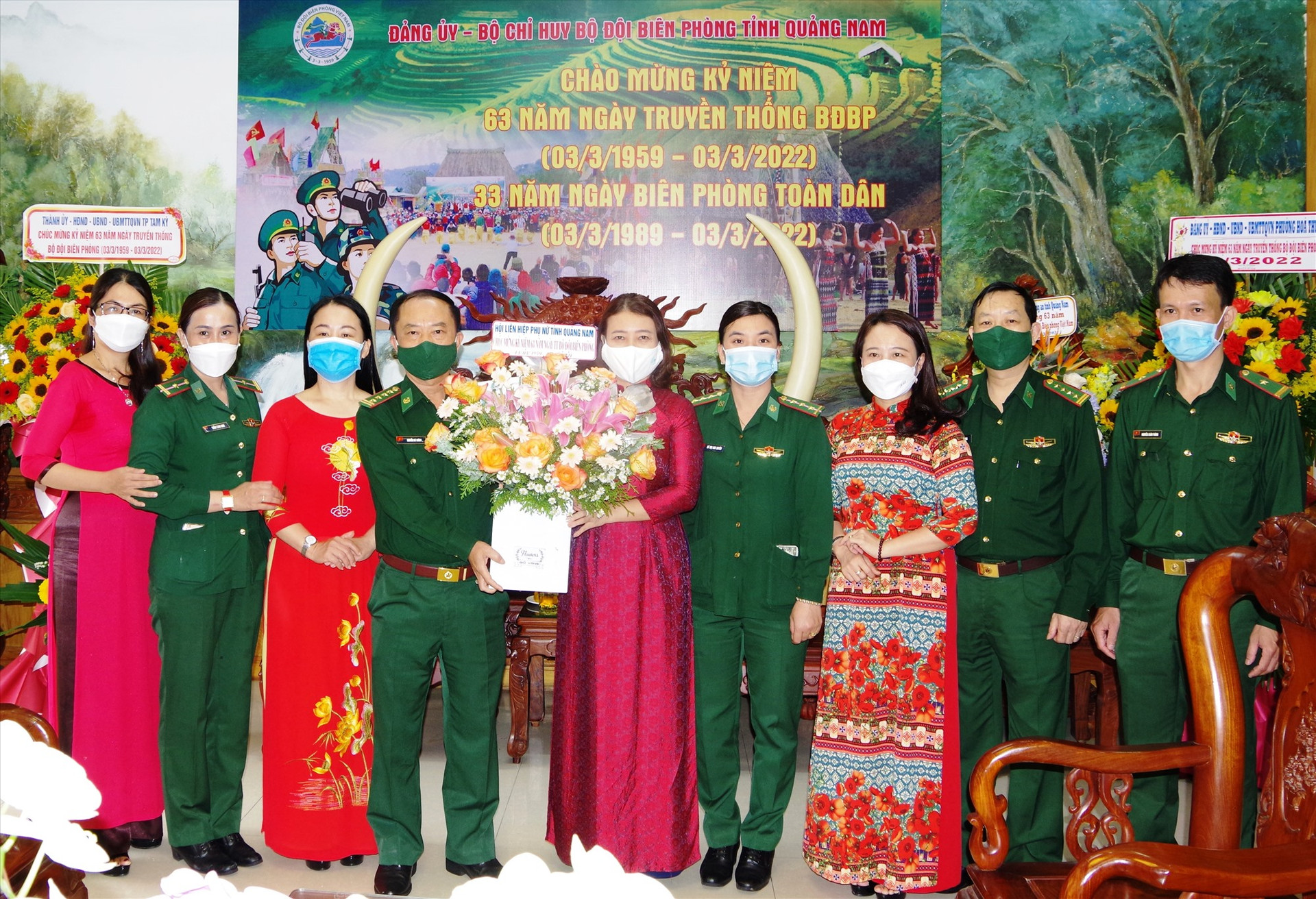 Hội LHPN tỉnh tặng hoa chúc mừng Bộ đội Biên phòng tỉnh nhân ngày truyền thống BĐBP 3/3.