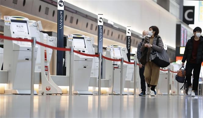 Hành khách tại sân bay Haneda ở thủ đô Tokyo, Nhật Bản, ngày 16/2/2022. Ảnh: Kyodo/ TTXVN