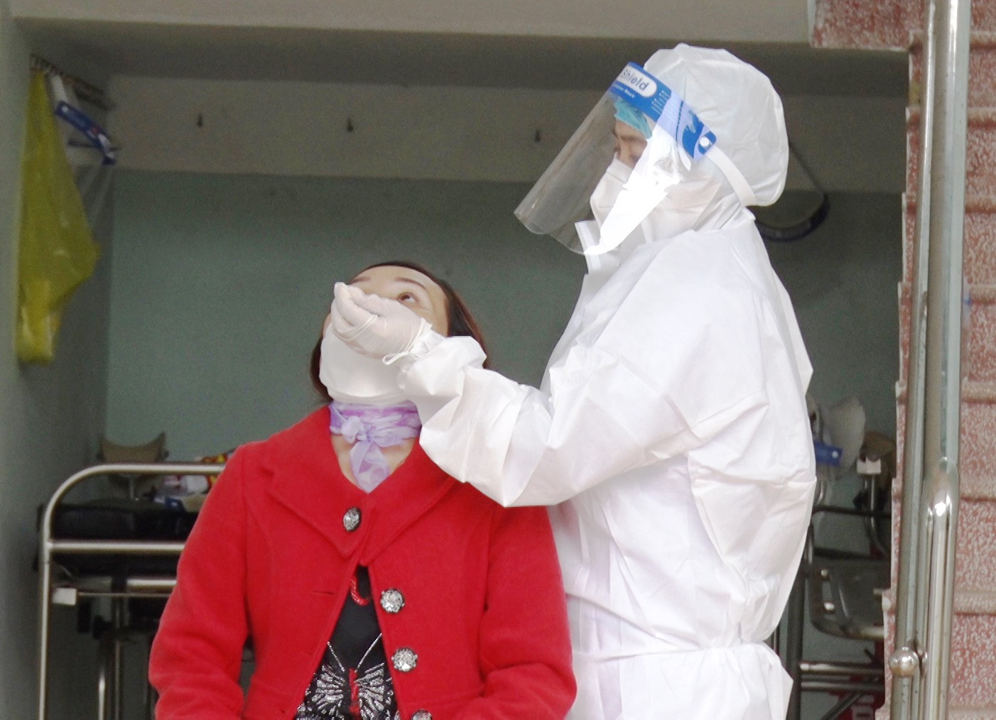 Người dân xét nghiệm Covid-19 tại Trạm Y tế phường Hòa Thuận.