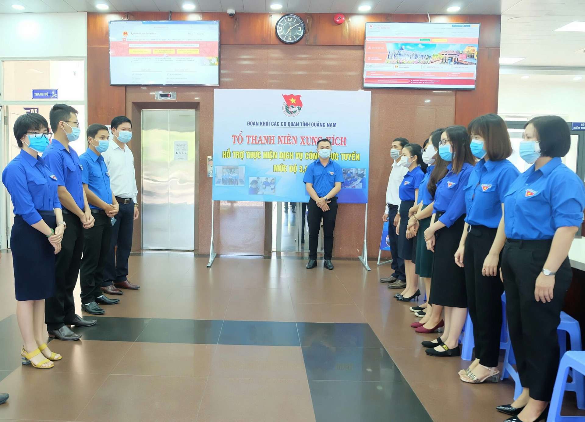 Đoàn Khối các cơ quan tỉnh ra mắt tổ thanh niên xung kích hỗ trợ thực hiện dịch vụ công trực tuyến mức độ 3, mức độ 4 tại Trung tâm Phục vụ Hành chính công Quảng Nam. Ảnh: H.G