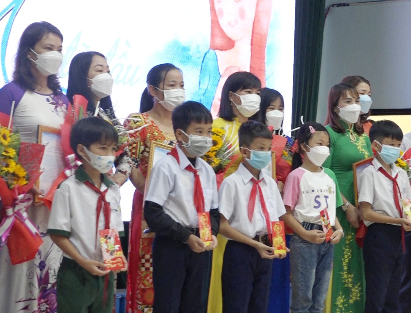 Chương trình “Mẹ đỡ đầu” được Hội LHPN huyện Thăng Bình triển khai từ tháng 12.2021 với 58 trẻ em được hỗ trợ. Ảnh: T.T