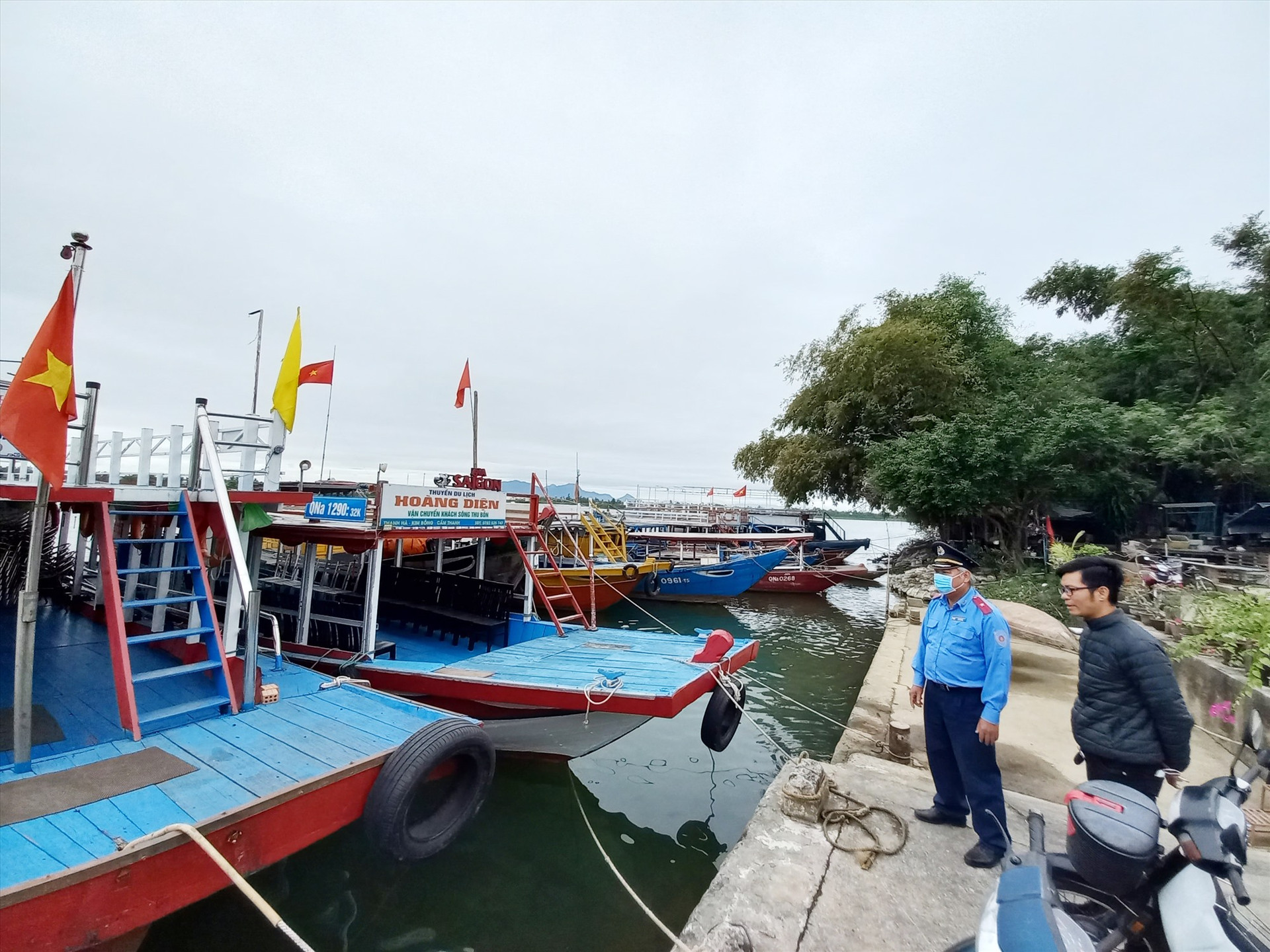 Tàu gỗ dùng chở khách du lịch tại bến Nguyễn Hoàng (Hội An). Ảnh: C.T