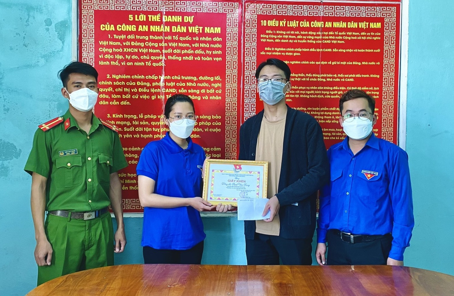 Đoàn thanh niên phường Hoà Hương (Tam Kỳ) tặng giấy khen cho anh Trịnh Văn Trọng. Ảnh: H.N