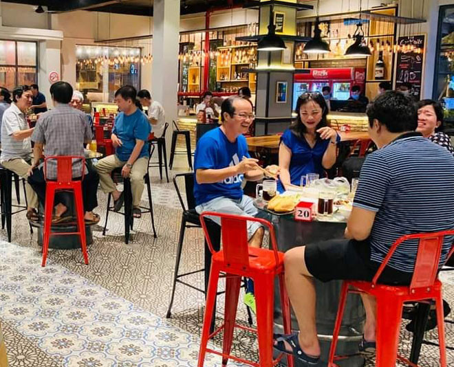 Không gian quán thoáng đãng, lịch sự. Ảnh: T.N