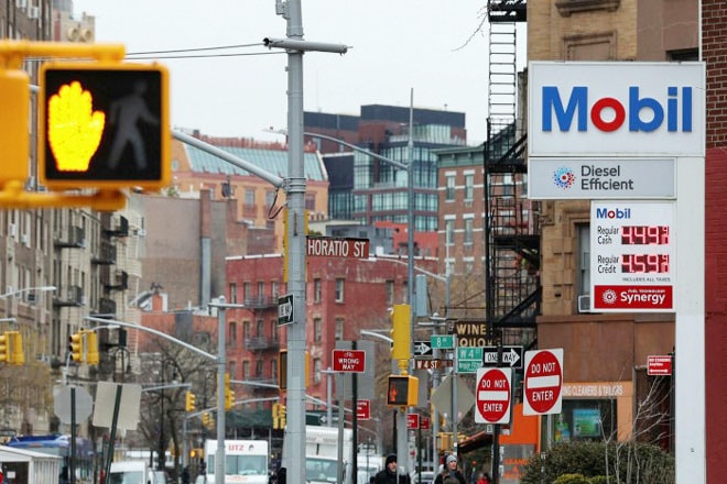 Giá nhiên liệu hiển thị trên bảng điện tử tại New York (Mỹ). Ảnh: Reuters
