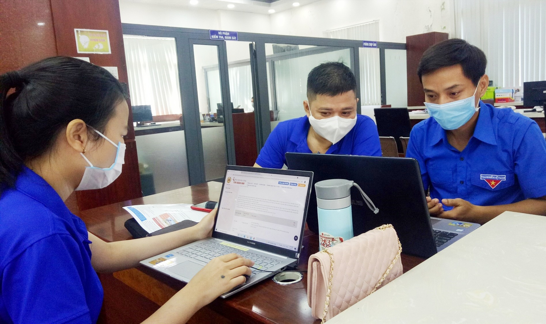 Đoàn viên thanh niên hỗ trợ thực hiện dịch vụ công trực tuyến tại Trung tâm phục vụ hành chính công Quảng Nam. Ảnh: A.B