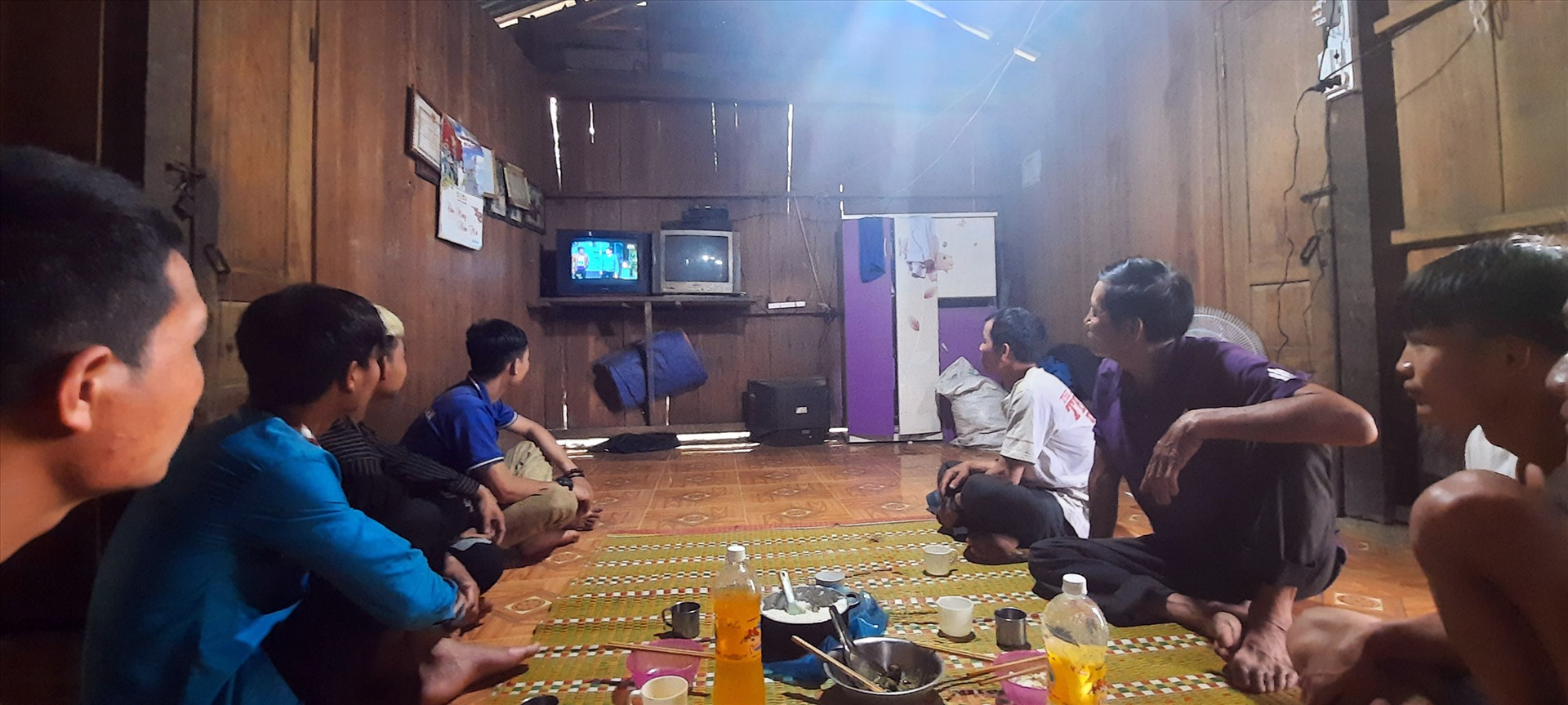 Người “làng bạch hầu” (thôn 8A, 8B) tập trung tại nhà anh Hồ Văn Bông để xem ti vi.Ảnh: T.L