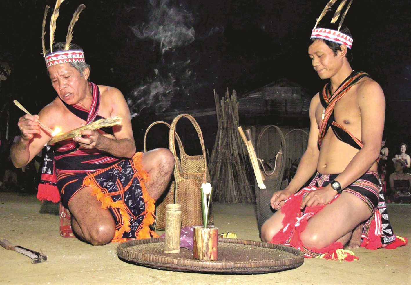Đồng bào Cơ Tu ở huyện Nam Giang phục dựng nghi thức cúng thần linh xin “mở cửa rừng”. Ảnh: ALĂNG NGƯỚC