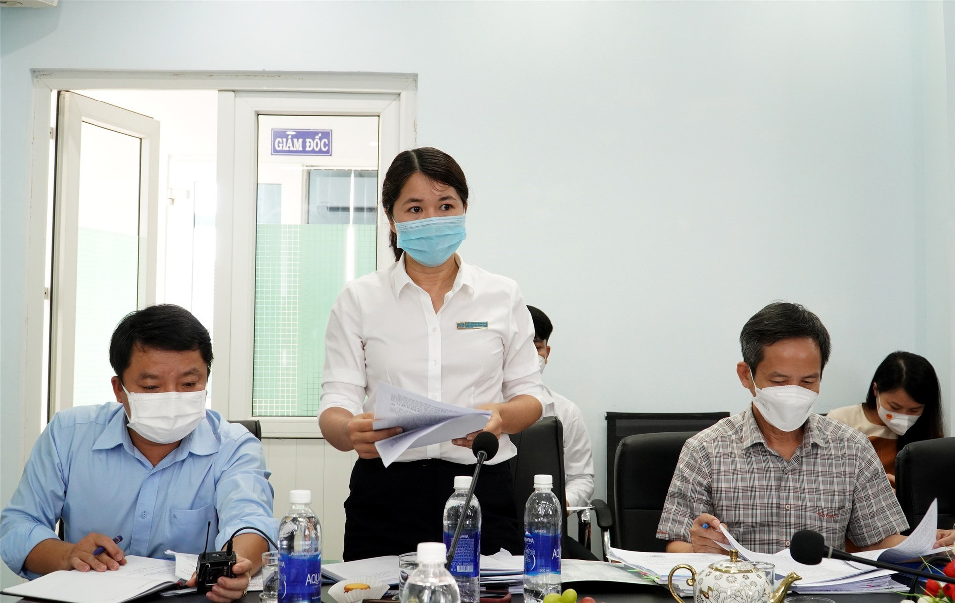 Bà Trần Thị Thu Hồng - Giám đốc BHXH Thăng Bình báo cáo công tác quản lý, sử dụng trụ sở, xe chuyên dụng của đơn vị. Ảnh: HỒ QUÂN
