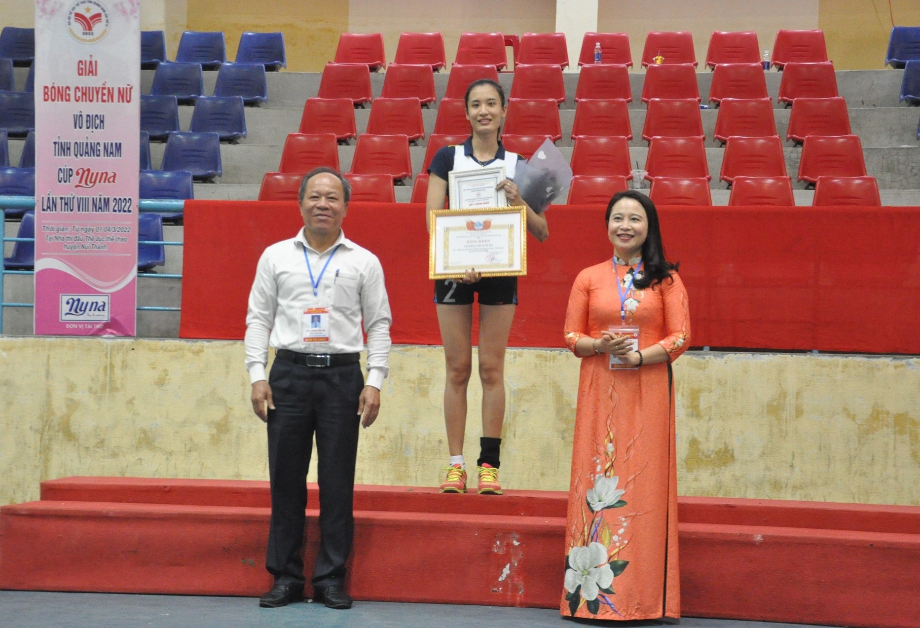 Từ Thị Thu Vân (Tam Kỳ) nhận giải vận động viên xuất sắc nhất. Ảnh: A.NHI