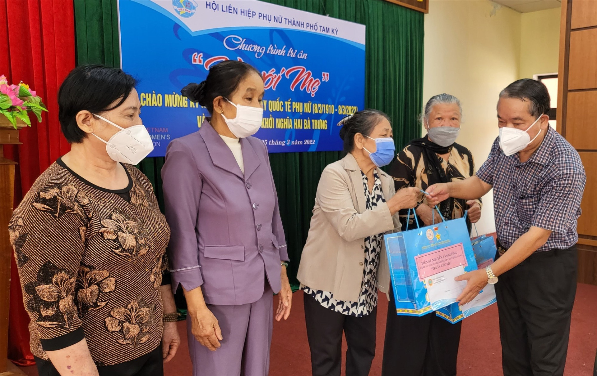 Ông Nguyễn Văn Bường trao tặng quà cho các mẹ, các cô đã tham gia chương trình Mẹ đỡ đầu, giai đoạn 1980 - 1985. Ảnh: M.L