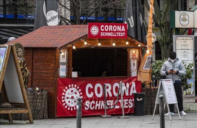 Một điểm xét nghiệm nhanh Covid-19 tại Berlin, Đức, ngày 21-2-2022. Ảnh: AFP/TTXVN