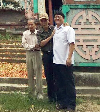 Ông Ba Vân (giữa) một lần về thăm đình Bảo An (Điện Bàn).