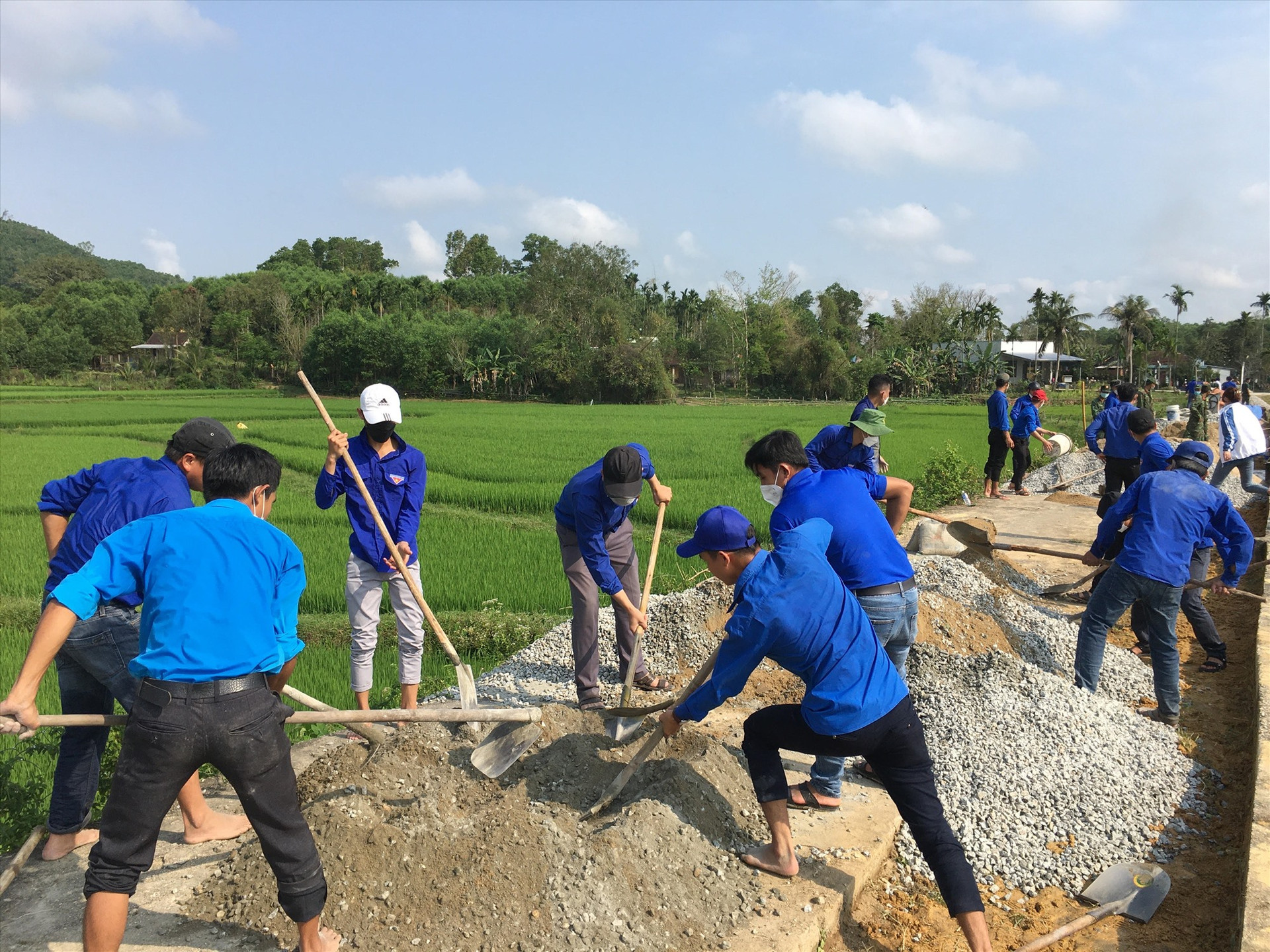 Đoàn viên, thanh niên huyện Phú Ninh xây dựng giao thông nông thôn tại lễ ra quân Tháng Thanh niên 2022. Ảnh: C.Đ