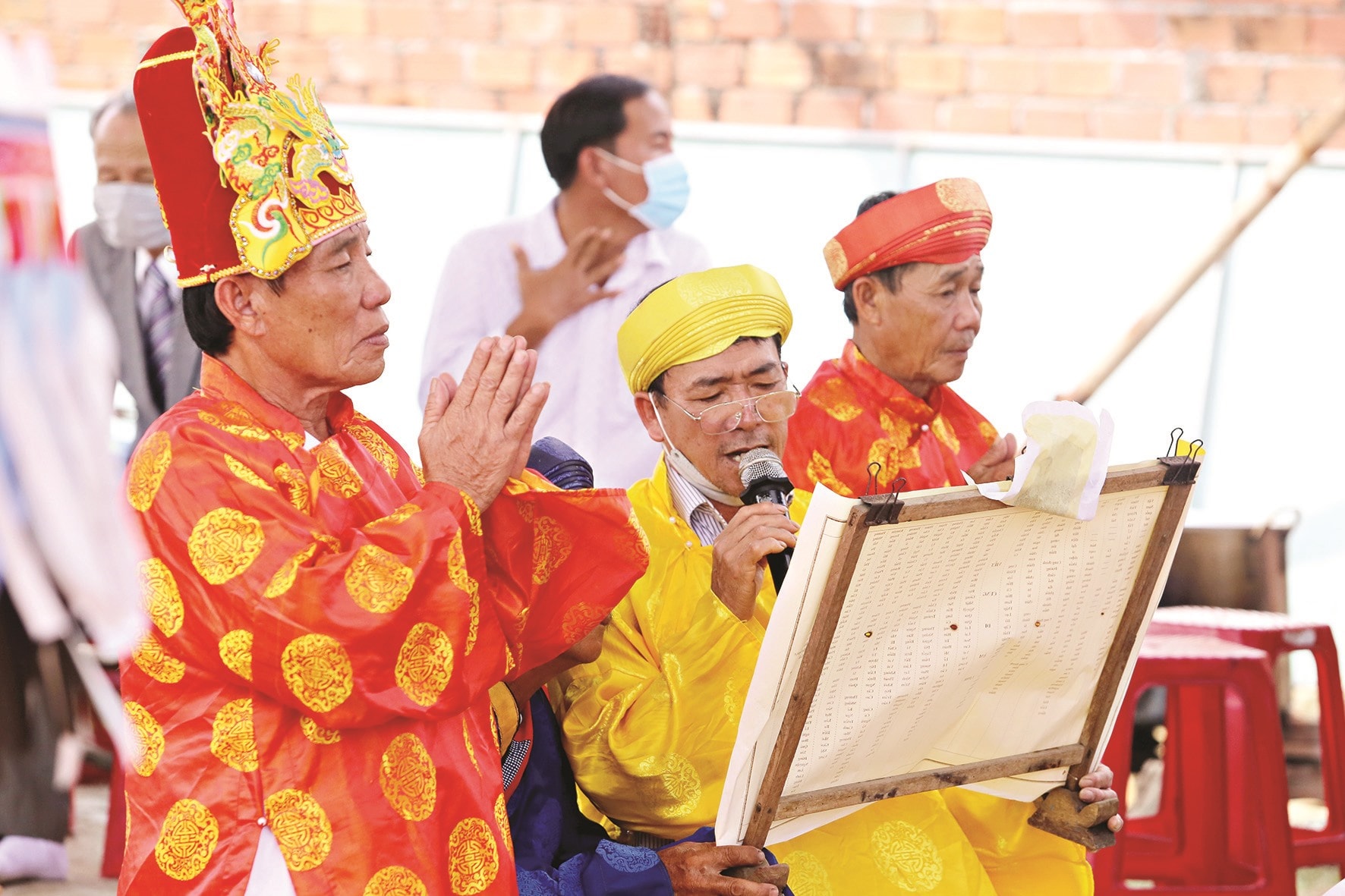 Nghi lễ nhằm gửi gắm ước nguyện mưa thuận gió hòa, sông yên biển lặng, cầu mong việc đánh bắt của ngư dân được thuận lợi. Ảnh: C.T